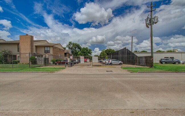 Building Photo - 9000 Bissonnet St