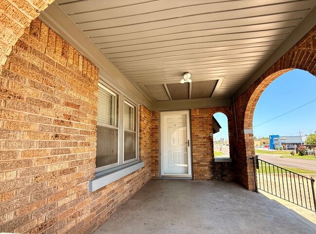 Building Photo - Large 5BD 3.5BA Home w/ Bonus ADU close to...