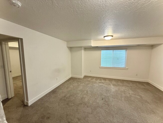 Building Photo - Townhome Available Now- Longer Lease Options