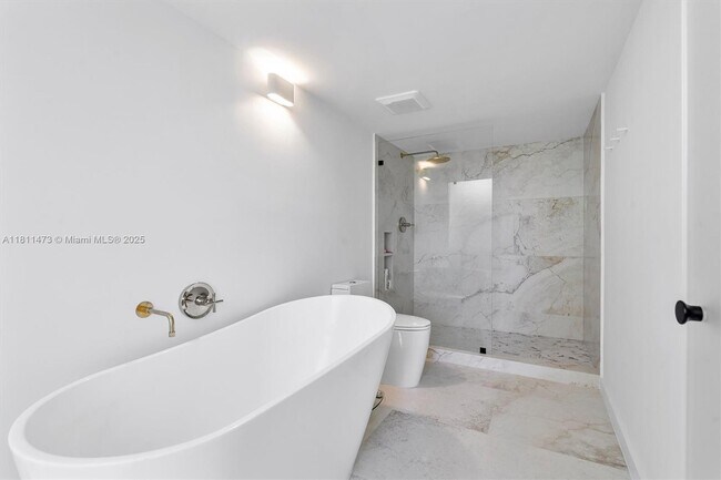 Building Photo - 2575 S Bayshore Dr