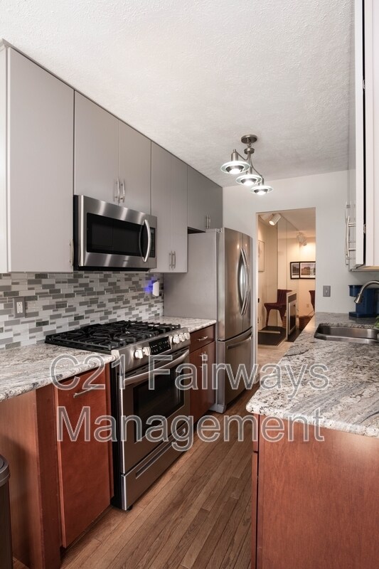 Building Photo - 804 Fairways Dr