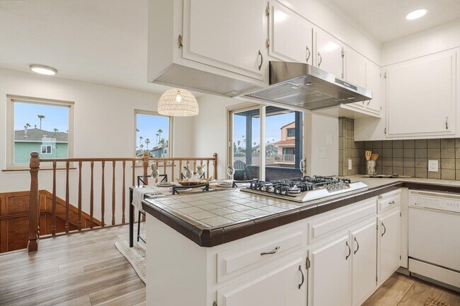 Building Photo - Oxnard Hollywood Beach Duplex