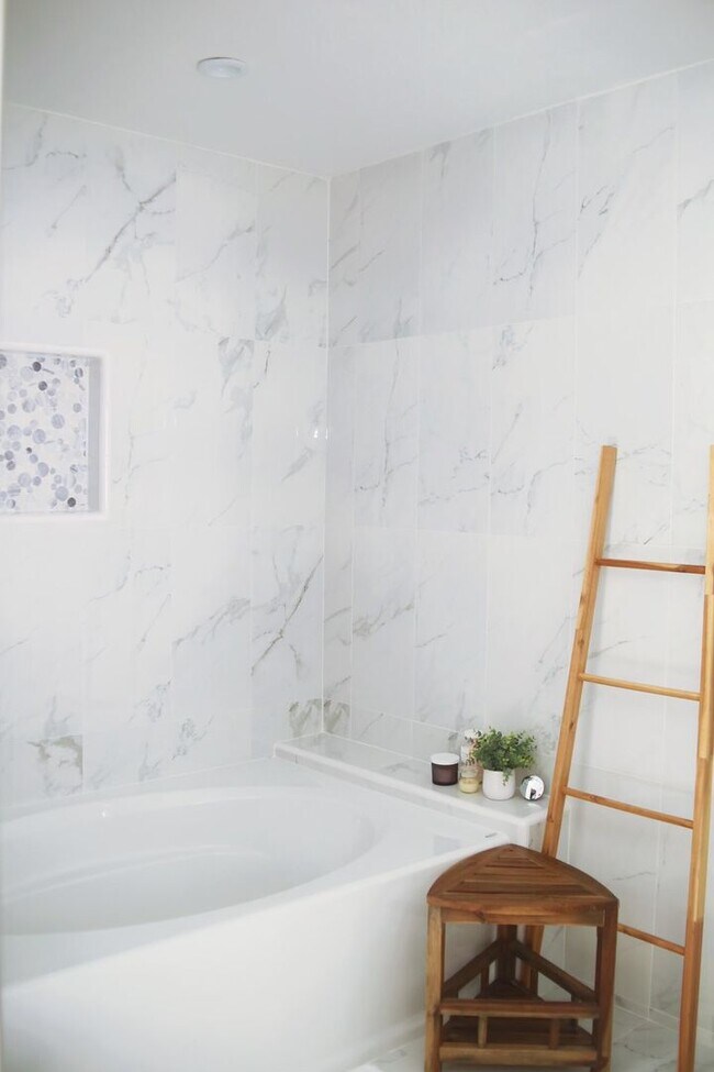 Building Photo - The Perfect Blend of Space, Style & Locati...