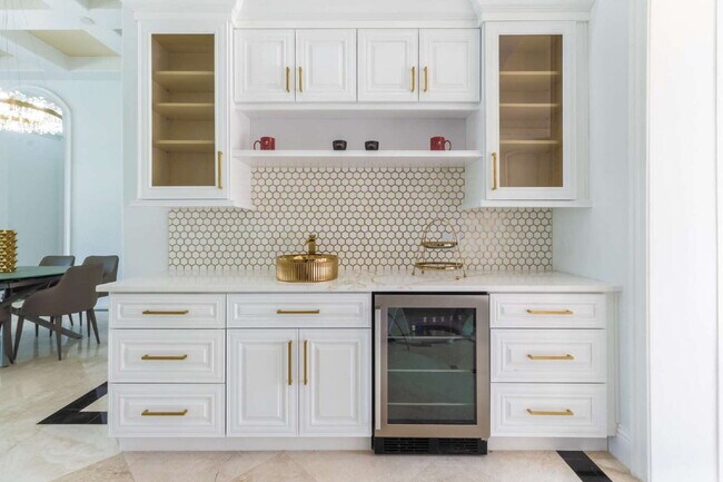 Building Photo - 4/3 Stunning Waterfront home in the heart of Clearwater Beach!