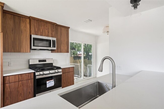 Building Photo - 1800 Nicole Cir