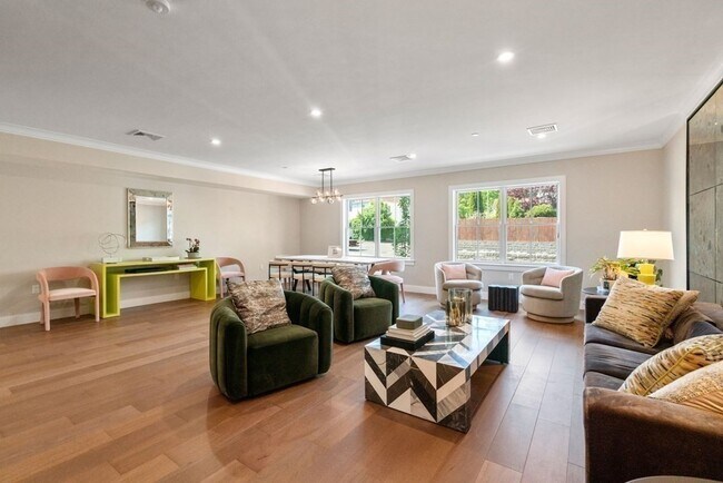 Building Photo - 425 Lagrange St