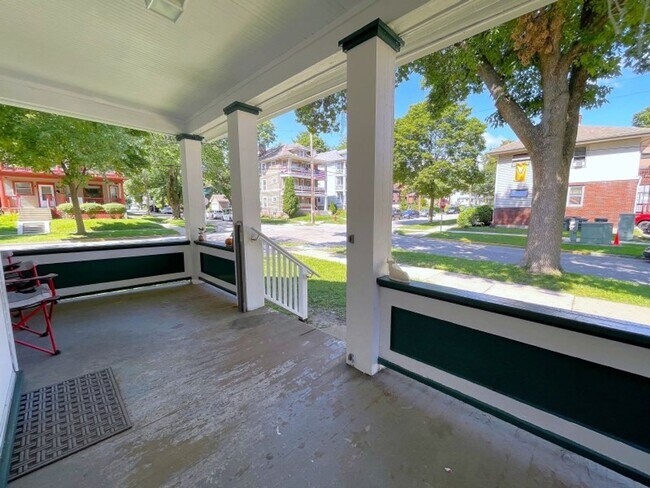 Building Photo - 1617 Chadbourne Ave