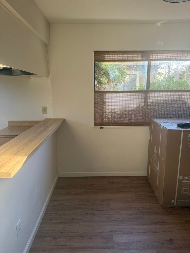 Building Photo - Charming Live Oak Townhome – Completely Renovated & Move-In Ready!