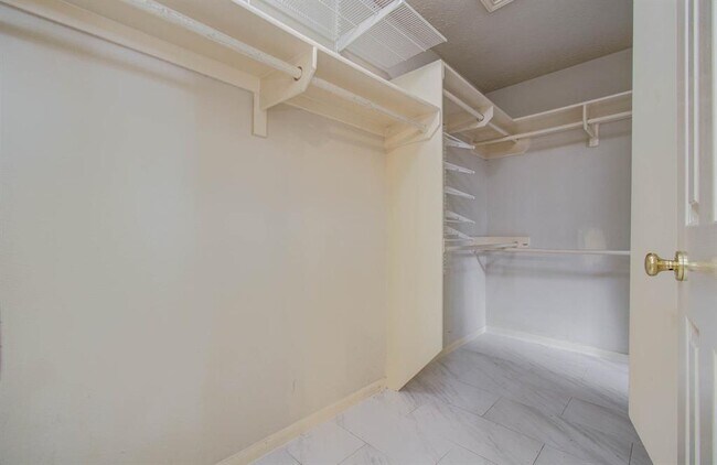 Building Photo - 16839 Willow Bend Ct
