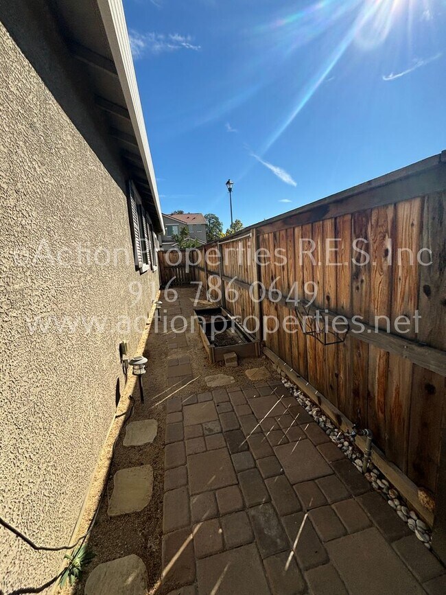 Building Photo - Solar Rocklin Gated Single Story: Close To Shopping 3 Bedroom 2 Bath, Covered Patio, Low Maintena...