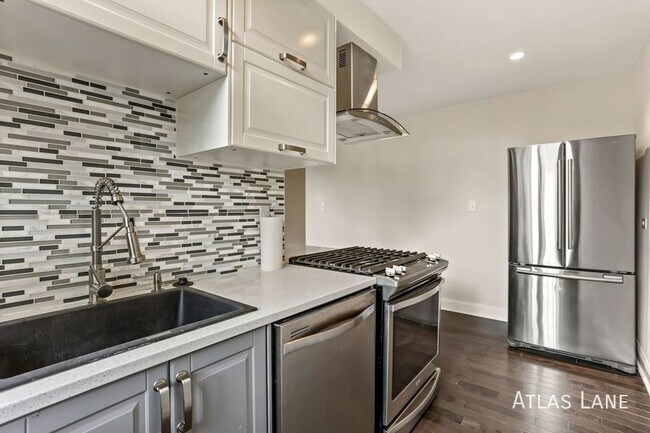 Building Photo - Professionally Managed  & Recently Renovat...