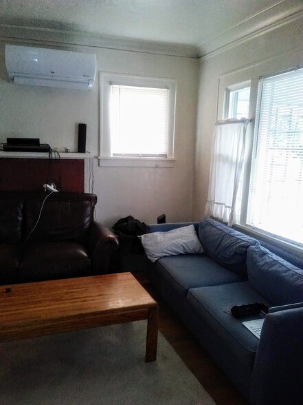 Living room area - shows heat pump above fireplace - 403 NW Kings Blvd