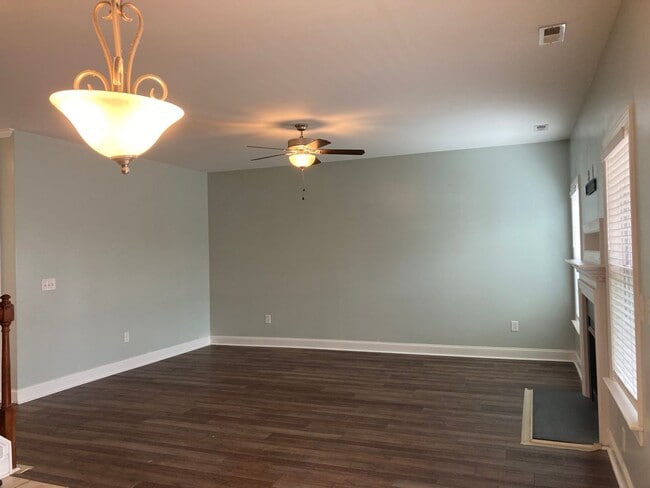 Building Photo - Immaculate 5 Bedrooms, 3.5 Bath Home Located Minutes from Shopping- Easy Commute to Sanford, Ft. ...