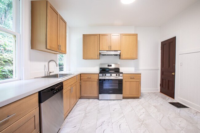 Building Photo - 1940-1946-1946 SW Market St Dr