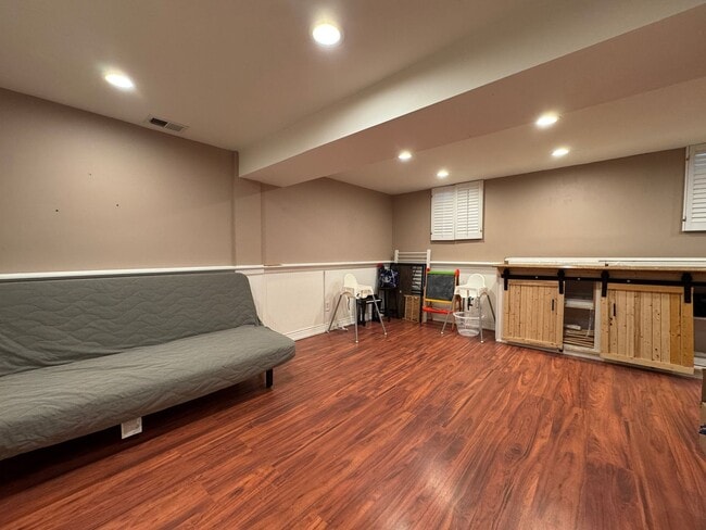 Building Photo - Gorgeous 3 Bed 2/2 Bath Interior Townhome In Little Rocky Run