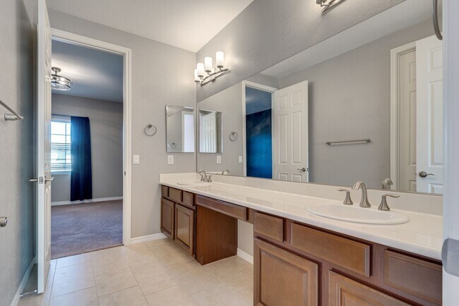 Building Photo - Stunning Summerlin Rental on Private Cul-d...