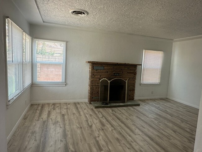 Building Photo - REMODELED HOME!