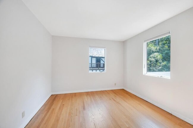 Building Photo - 18 Parkside Dr
