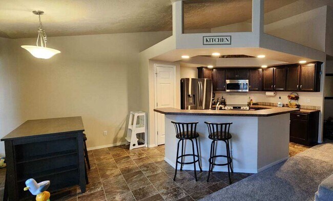 Building Photo - Charming single level 4 bedroom home in Crimson Point community. Spacious open floor plan, oversi...