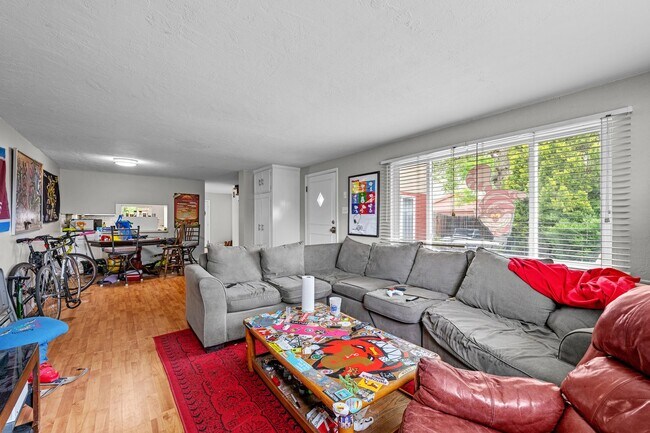 Building Photo - Gorgeous Three Bedroom home  in Sunnyside!