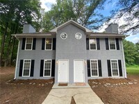 Building Photo - 2010 Oakwood Dr