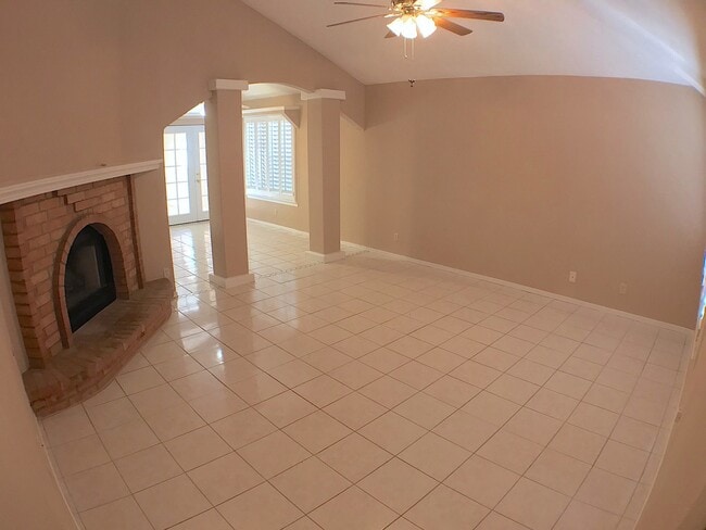 Building Photo - North Hills 3 Bed Refrig A/C!