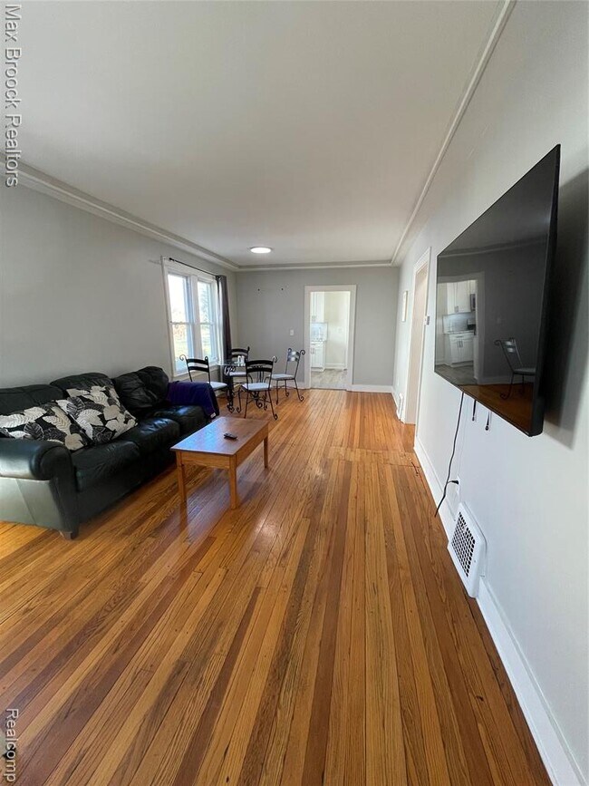 Building Photo - 808 Laprairie St