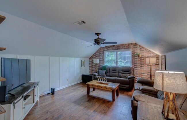 Building Photo - 8327 Poplar Pike