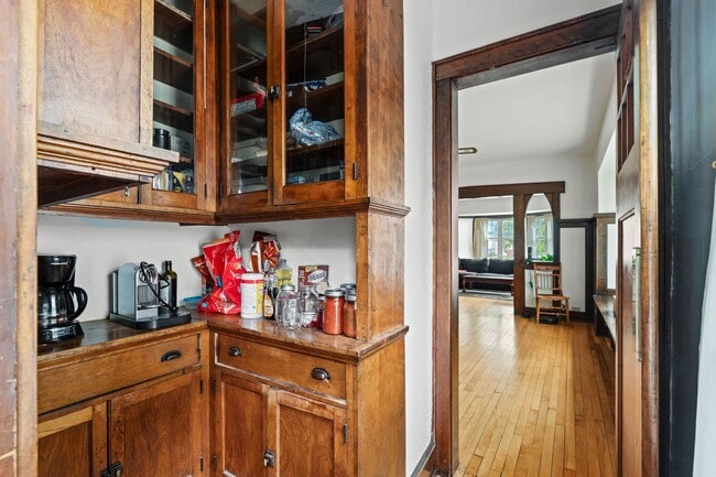 Building Photo - Murray Lower Flat