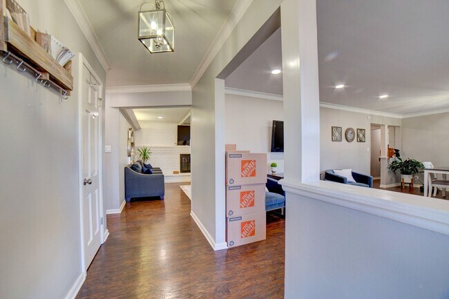 Building Photo - Available mid-August! Amazing mid-town gem...