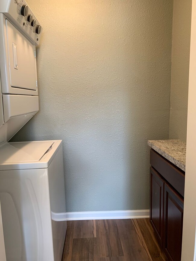 Building Photo - AVAILABLE April 1st - 3 BED 1 BATH