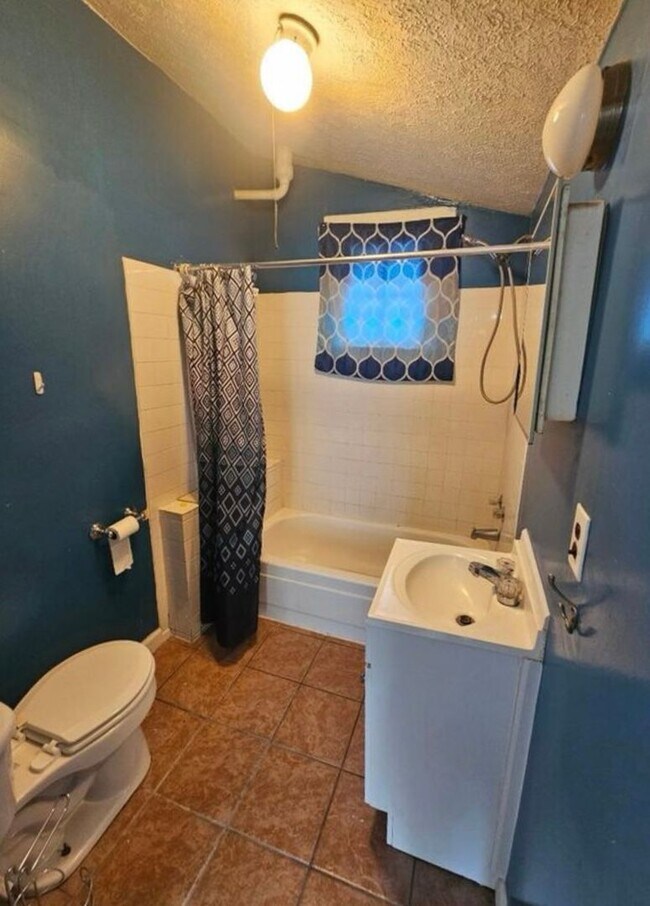 Building Photo - Updated 3BR house in West Louisville-Section 8 Accepted! **$400 off your first months rent**