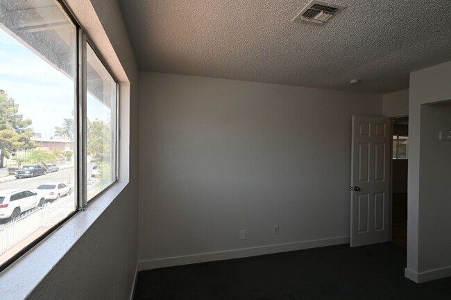 Building Photo - 1512 Cobb Ln