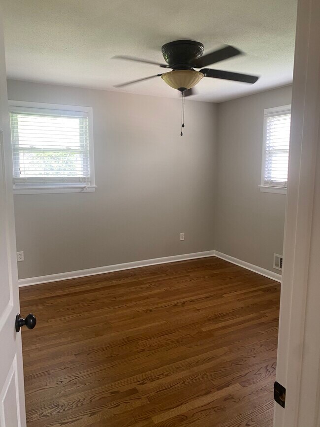 Building Photo - 704 Smith Way