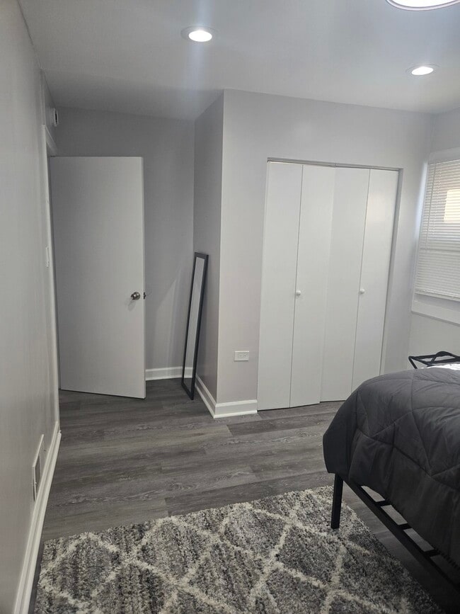 Building Photo - 8304 S Kedzie Ave