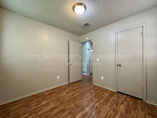 Building Photo - 4717 Creekwood Dr