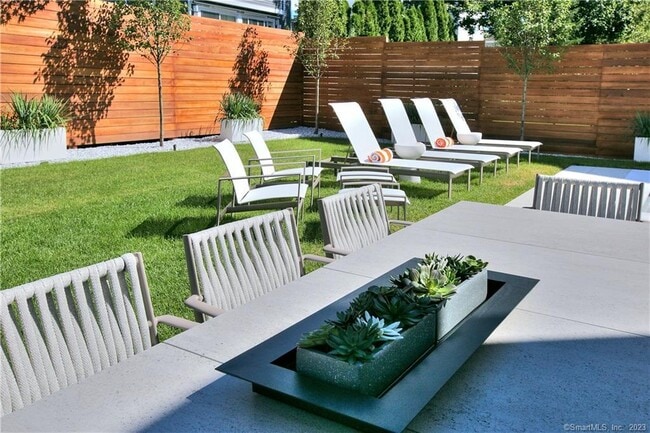 Building Photo - 18 Danbury Ave