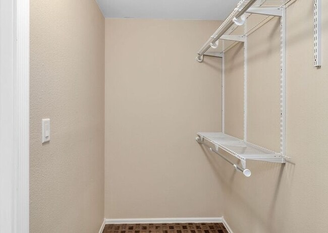 Building Photo - Beautiful & Spacious 4Bd 3.5Bath Home w/An Occupied Mother in Law Suite on Lower Level