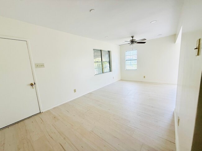 Building Photo - 216 W Olive St