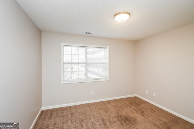 Building Photo - 1042 Whispering Woods Dr