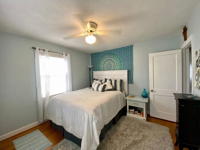 Building Photo - BayFront Beach Cottage