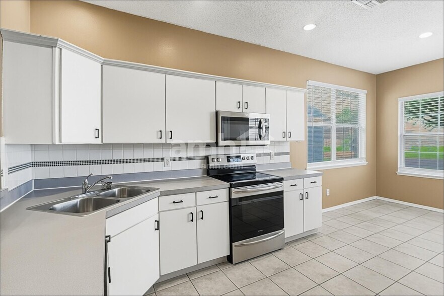 Building Photo - 922 Lake Biscayne Way
