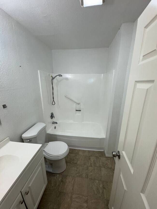 Building Photo - Condo 2 Bed / 2 Bath – In-Unit Laundry – C...