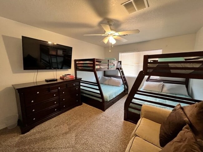 Building Photo - Furnished 3 BR Vacation Rental Includes utilities Near Target Center/Golf/Hwy 95