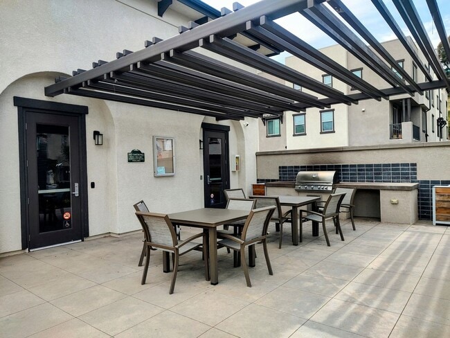 Building Photo - Desirable Coastal Townhome in Vista