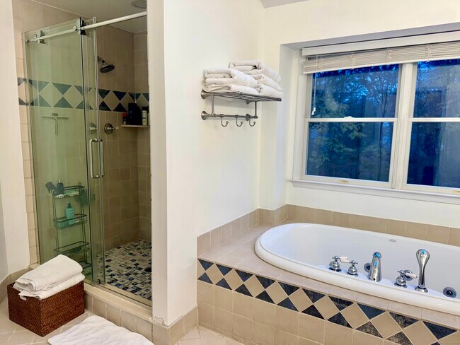 Building Photo - 368 Hoyt St