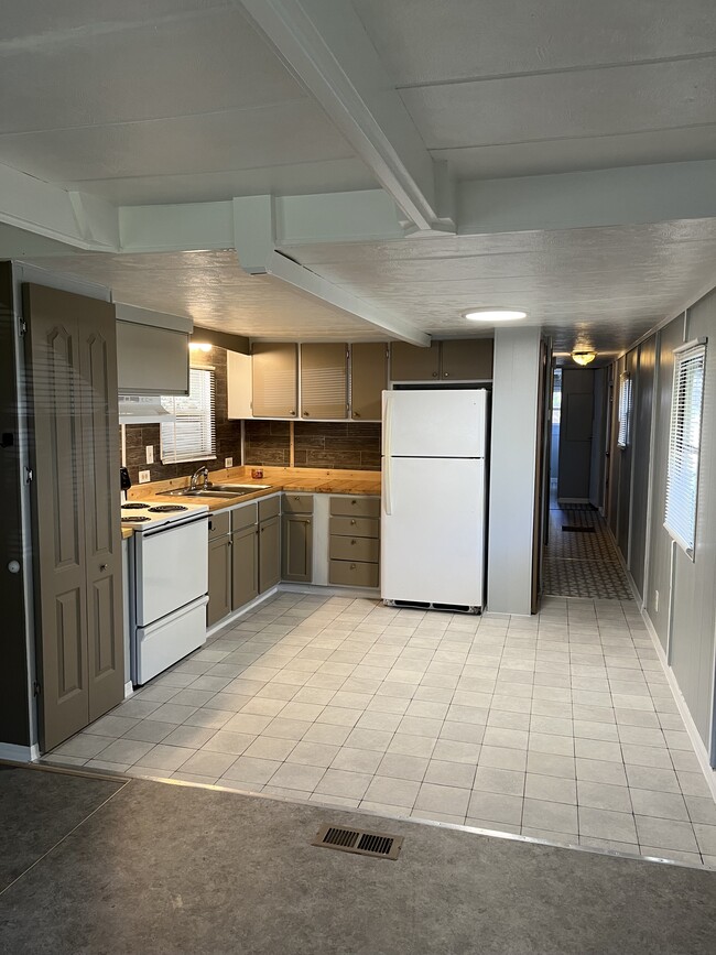 Building Photo - 9441 Teak St