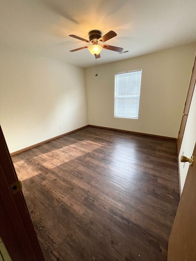 Building Photo - 2 Bed | 1.5 Bath | Duplex
