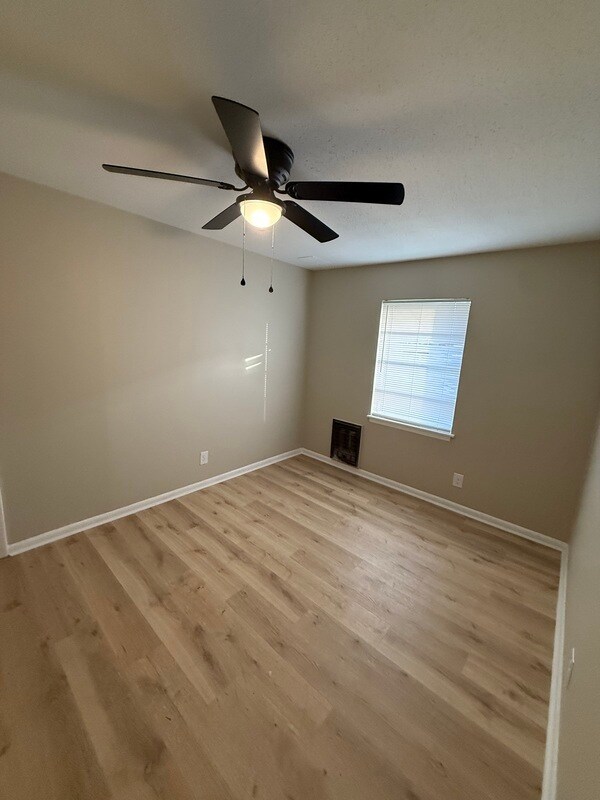 Building Photo - 1108 Railroad St