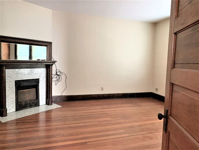 Building Photo - Large Beautiful Historic Home